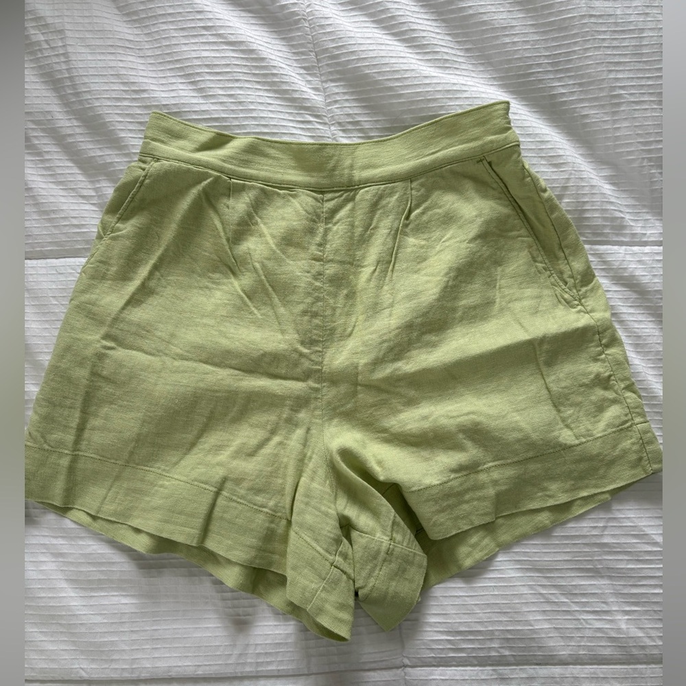 Abercrombie & Fitch Linen Blend Wome’s Pull on Shorts Light Green